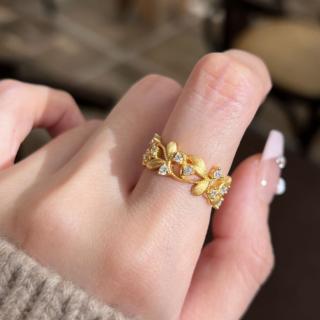 Anillo Ajustable Rama Dorada con Hojas - close up