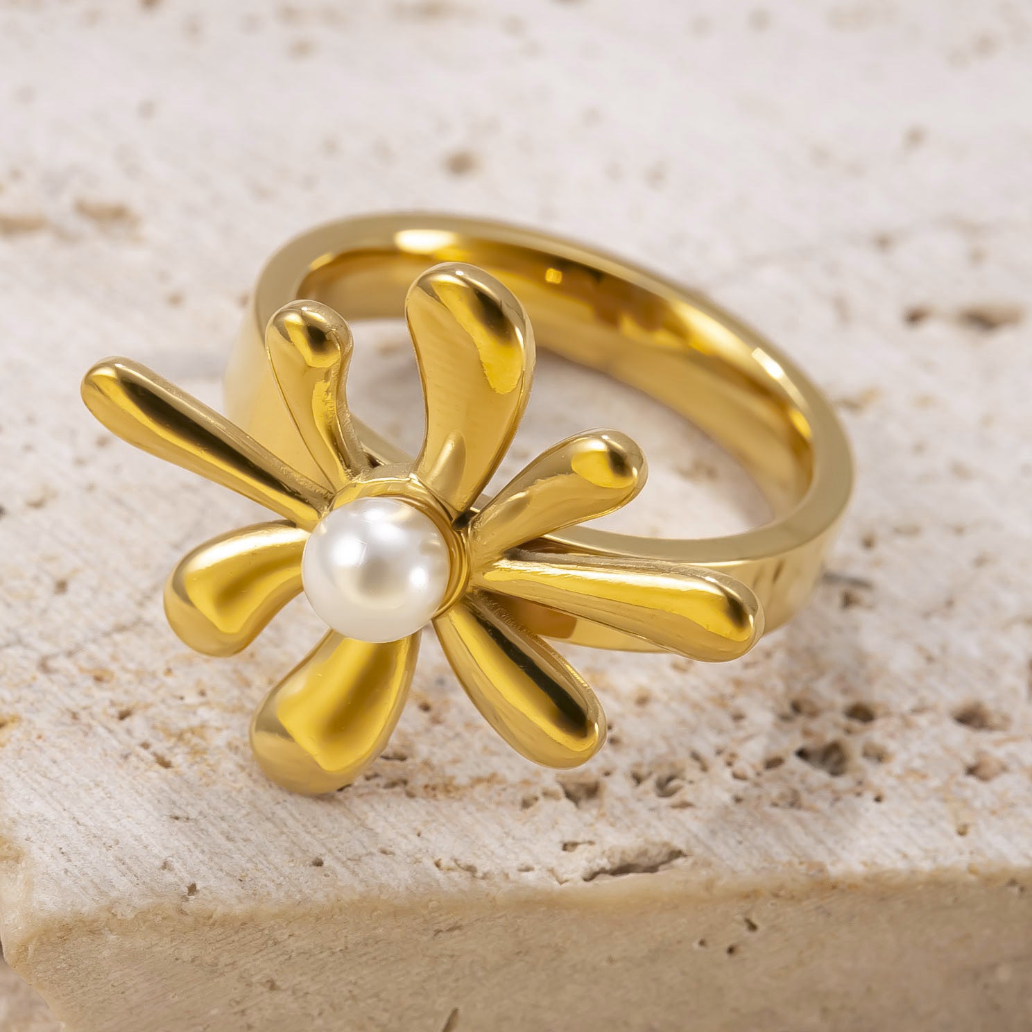 Anillo Flor con Perla - en mano