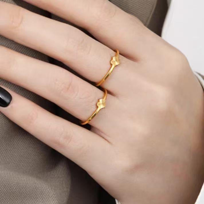 Anillo Corazón con Grabado Láser - en mano