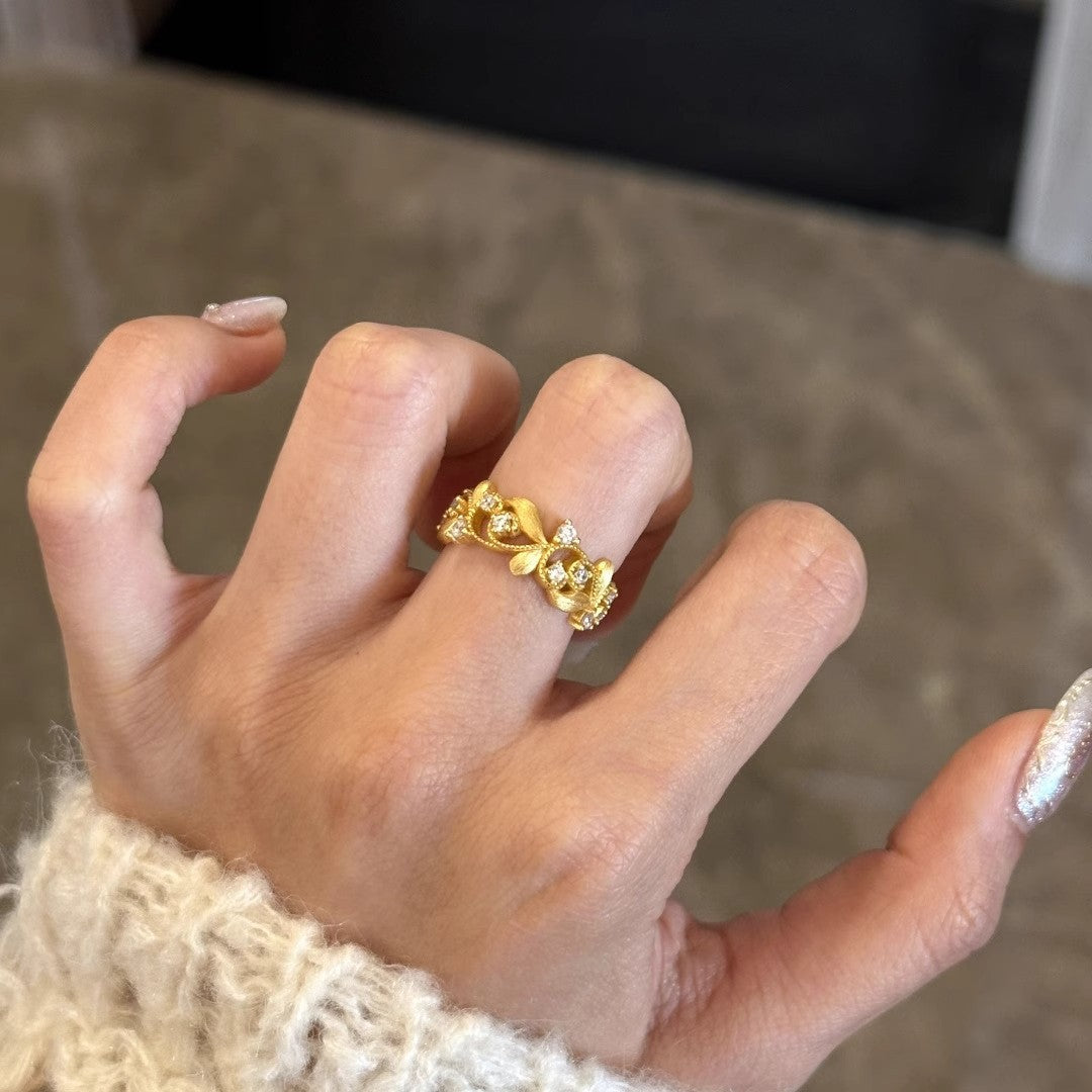 Anillo Ajustable Rama Dorada con Hojas - en mano